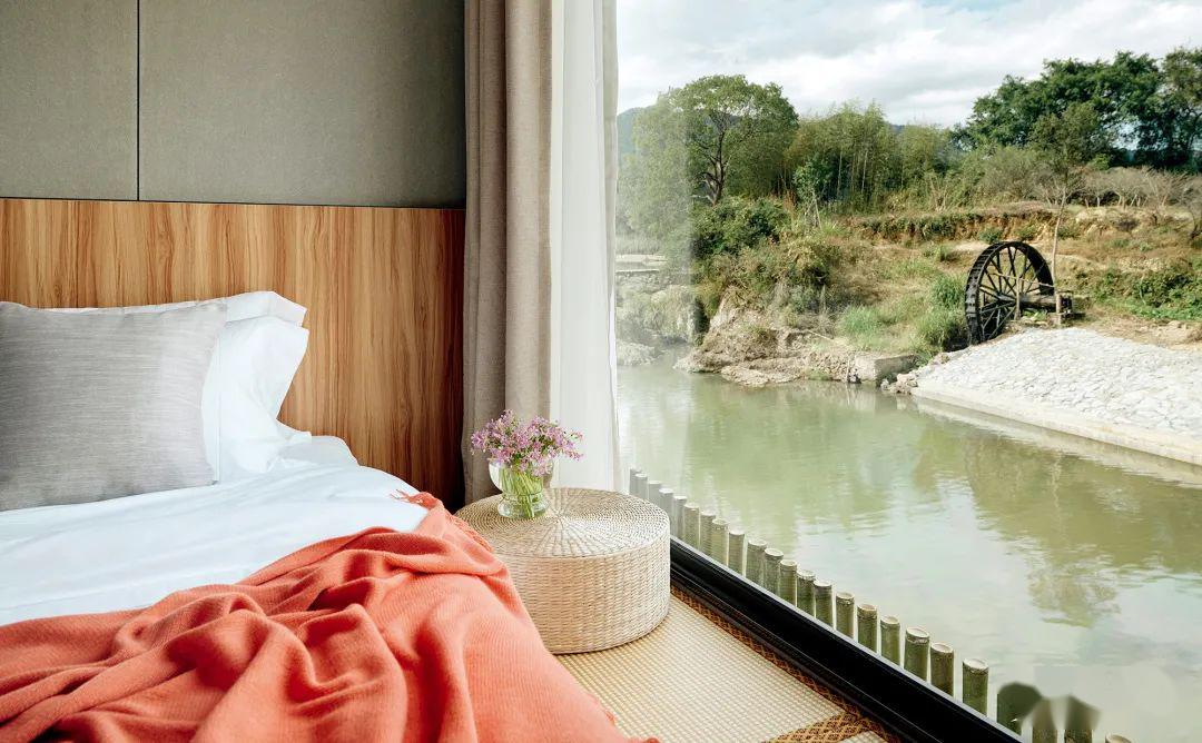 竹里馆紧邻月溪花渡图书馆,但竹里馆的建筑外立面用当地的竹子进行了"