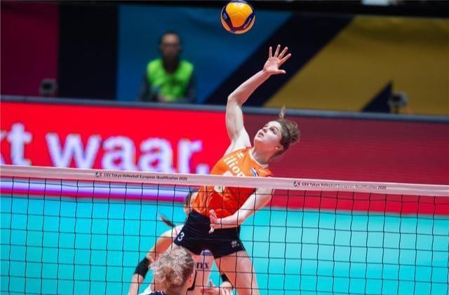 女排暴力副攻5年5换东家,世界杯曾打出100%成功率_贝利恩