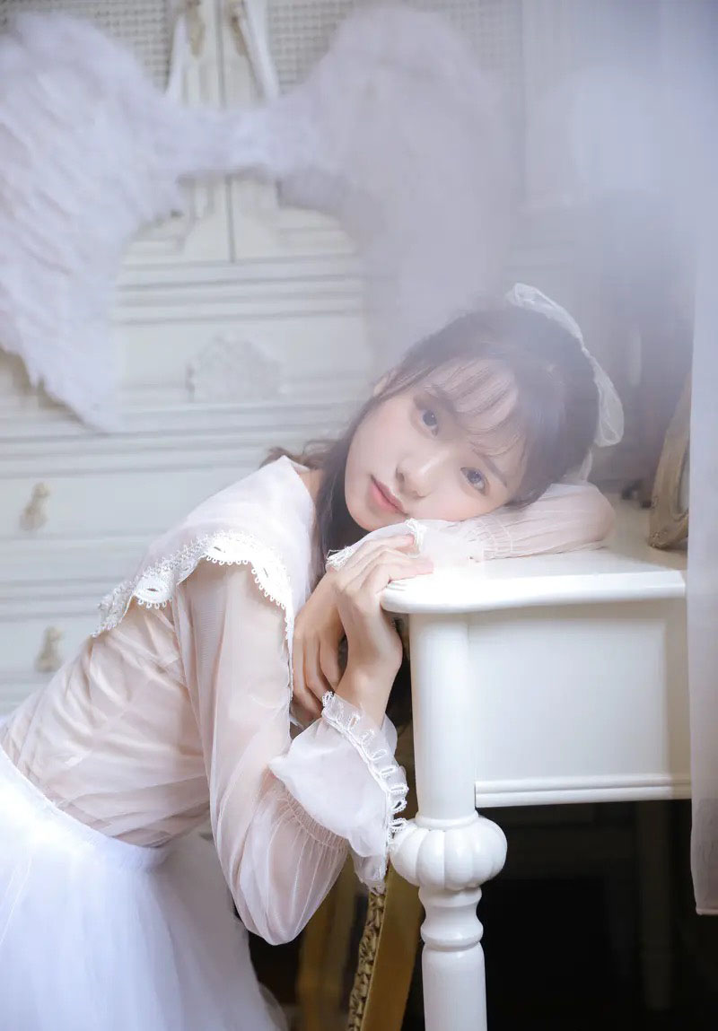 文艺范儿的00后少女她的双腿脚丫比纱裙还白一个度