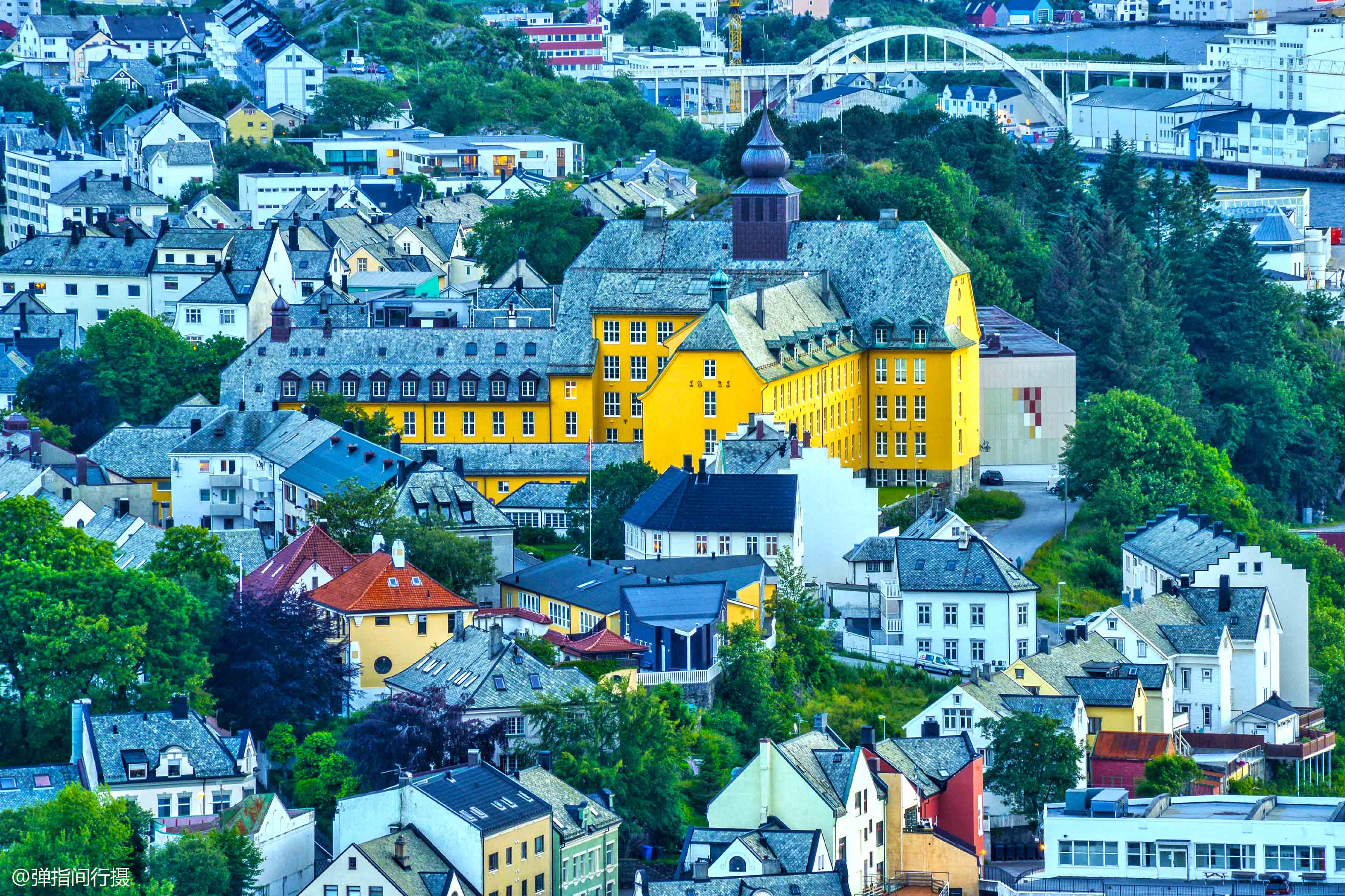 挪威"传奇小城",火灾重建后颜值飙升,城市建筑美如童话世界