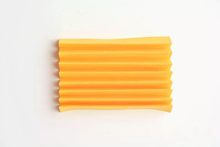 2.将卡纸以相等宽度反复折叠成手风琴样式.1.