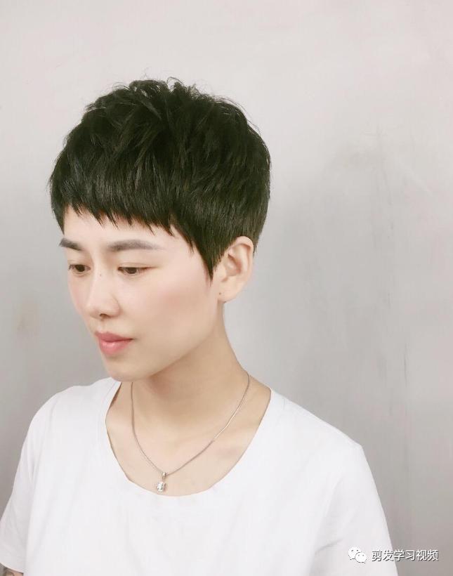 2020夏季还是流行"搓边头"_发型