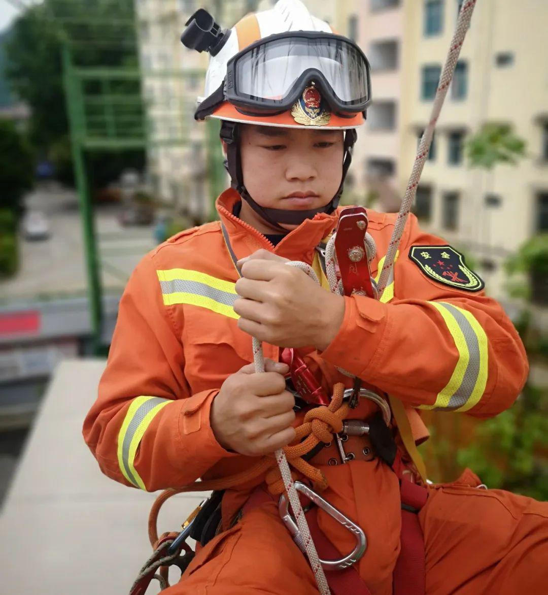 贵州新入职消防员对比照出炉谁是最硬男子汉