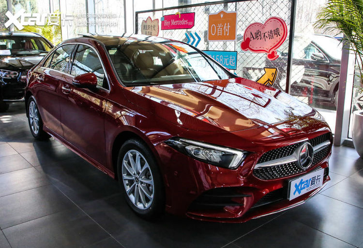 新款奔驰a级三厢版上市 售21.18万元起