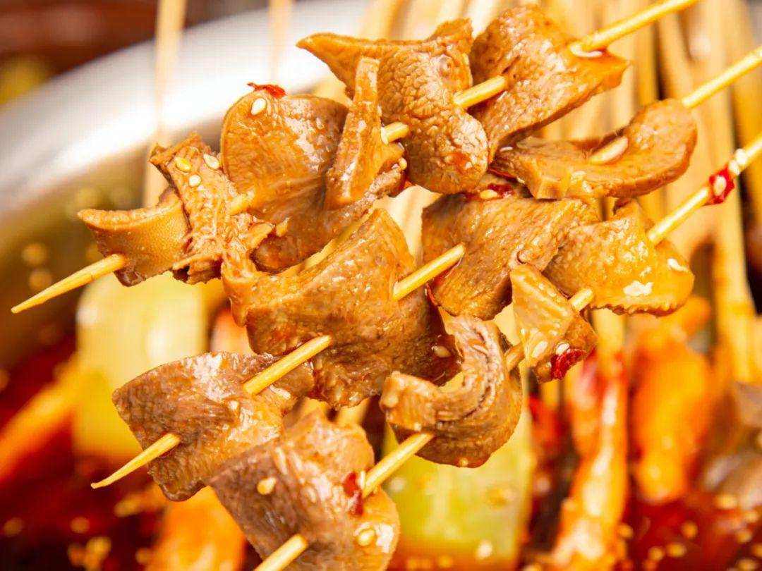 卤制风味的 厚切牛舌串像一个"潘多拉魔盒",藏着令人惊喜的 丰腴与