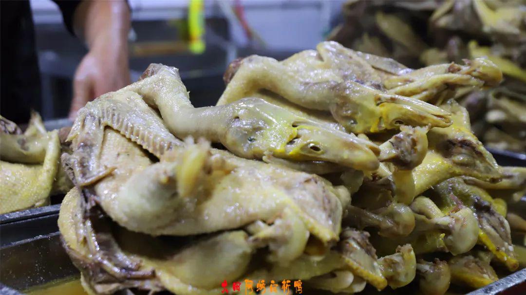 白斩鸭又叫盐水鸭,属于闽菜,是大田家喻户晓的特色美食,深受食客的