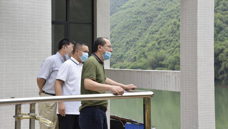 陈树源指出作为一项重要的民生工程,怀集县第二自来水厂取水口工程