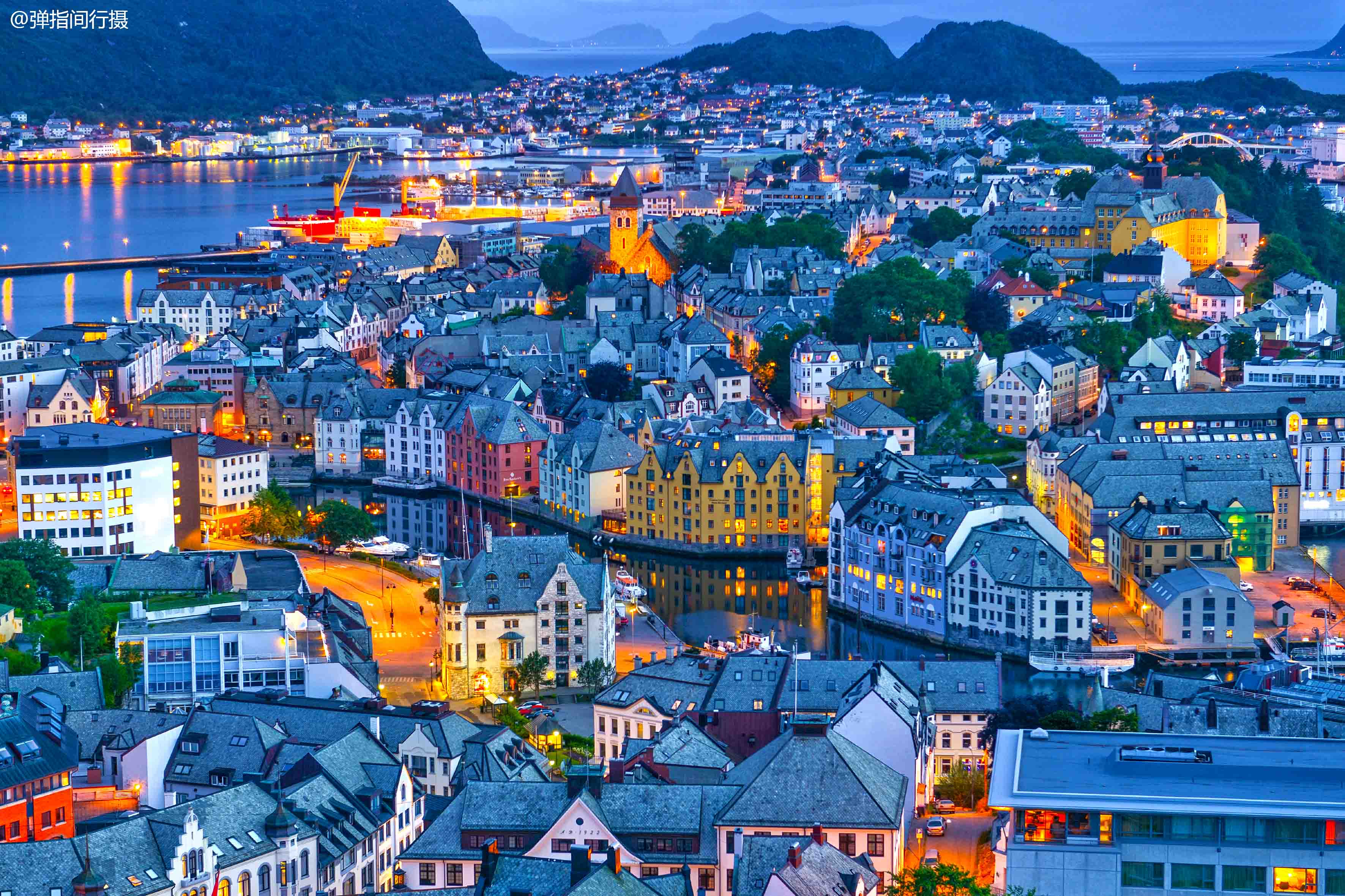 挪威传奇小城,火灾重建后颜值飙升,城市建筑美如童话世界
