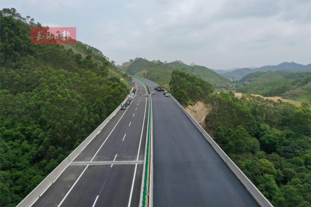 记者驱车从玉林市大南路驶上高速引道,经过大南收费站进入玉湛高速