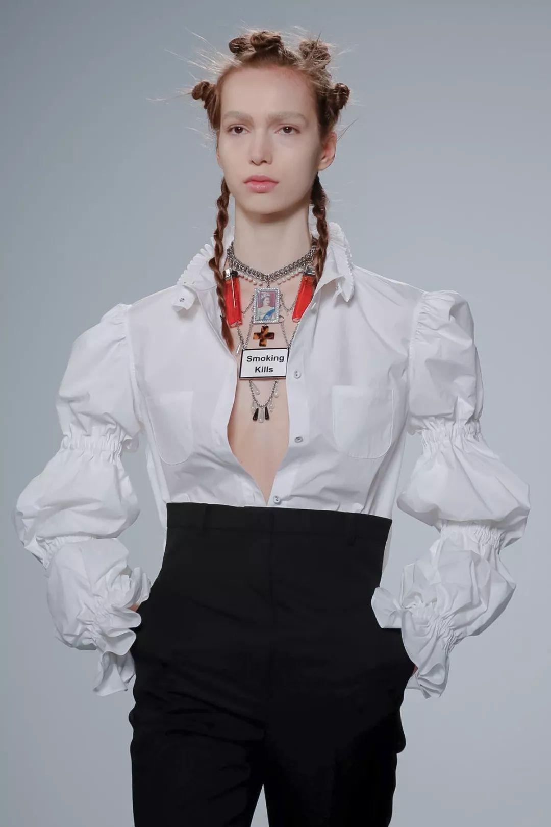 如今秀场上出现很多创意立裁袖子,不论是何种造型,如何变化都可以从