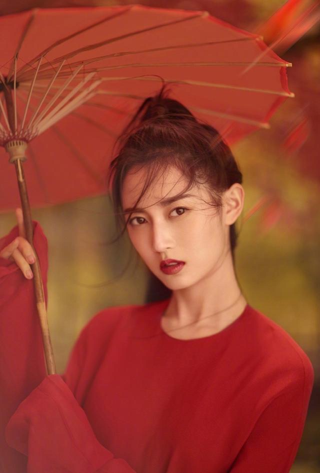 陈钰琪一袭红衣化身古装女侠剑眉英气古风写真大片