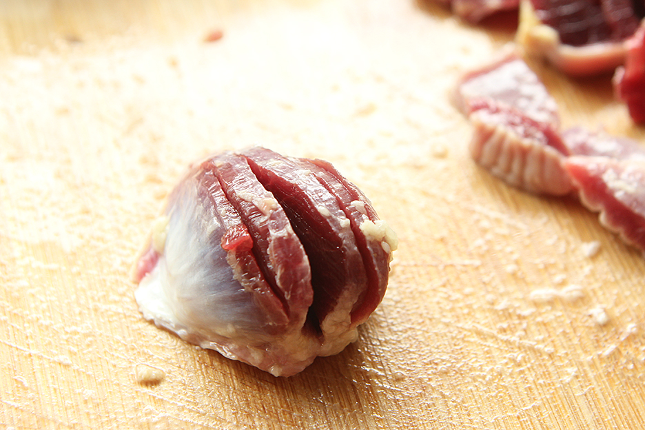 炒鸡胗时,先焯水还是直接炒?