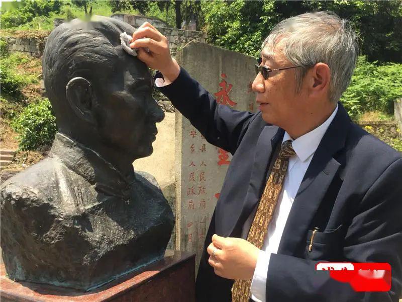 "爷爷,我也要为村民做事"_黄德昌