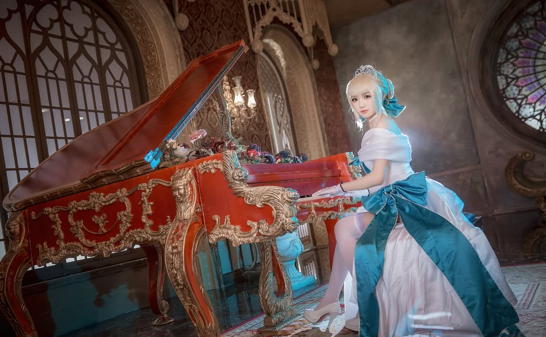 cos阿尔托莉雅复古背景还有那文艺感满满得钢琴