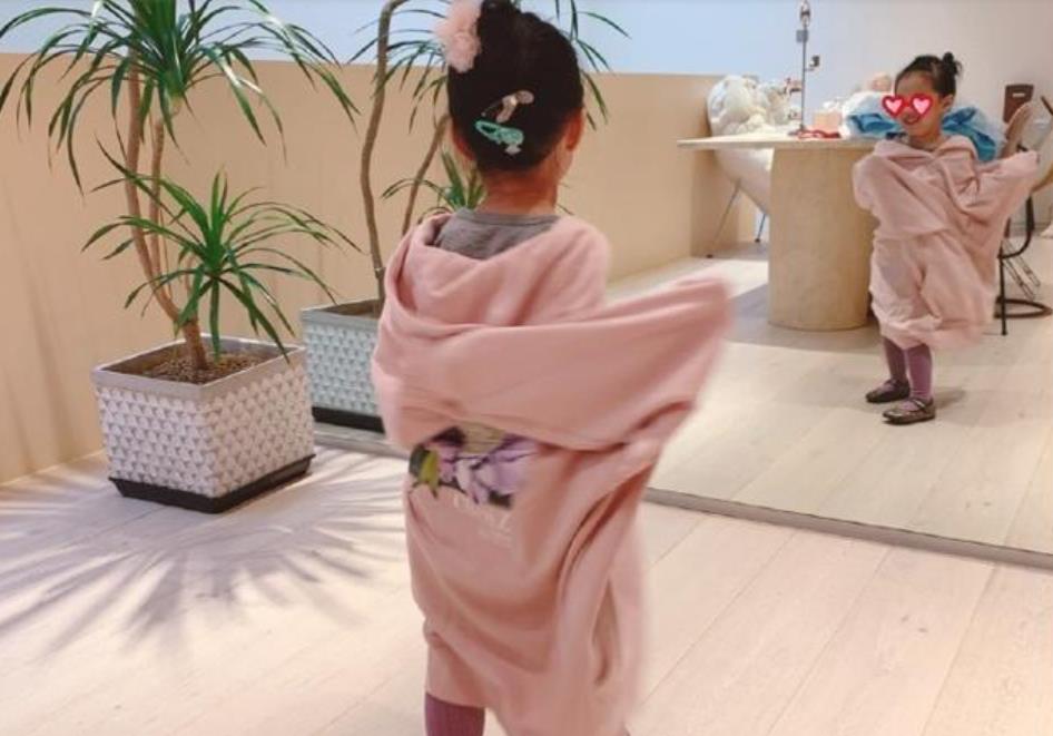 陈赫看女儿穿公主裙一脸宠溺隔着玻璃玩亲亲甜美气质遗传妈妈