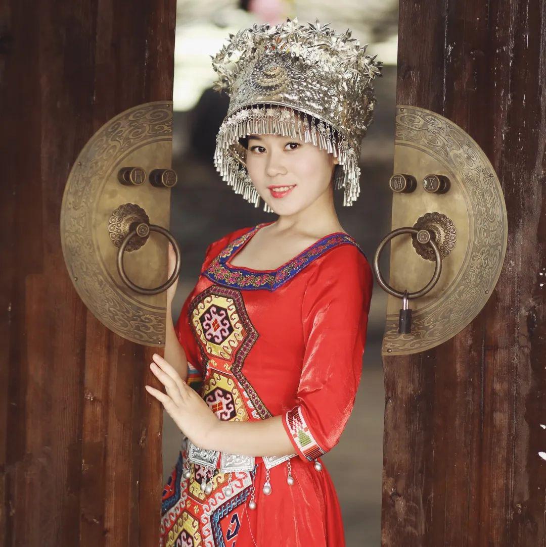 她把家乡的壮美神奇说给来自五湖四海的朋友她把黔江的土家文化传向