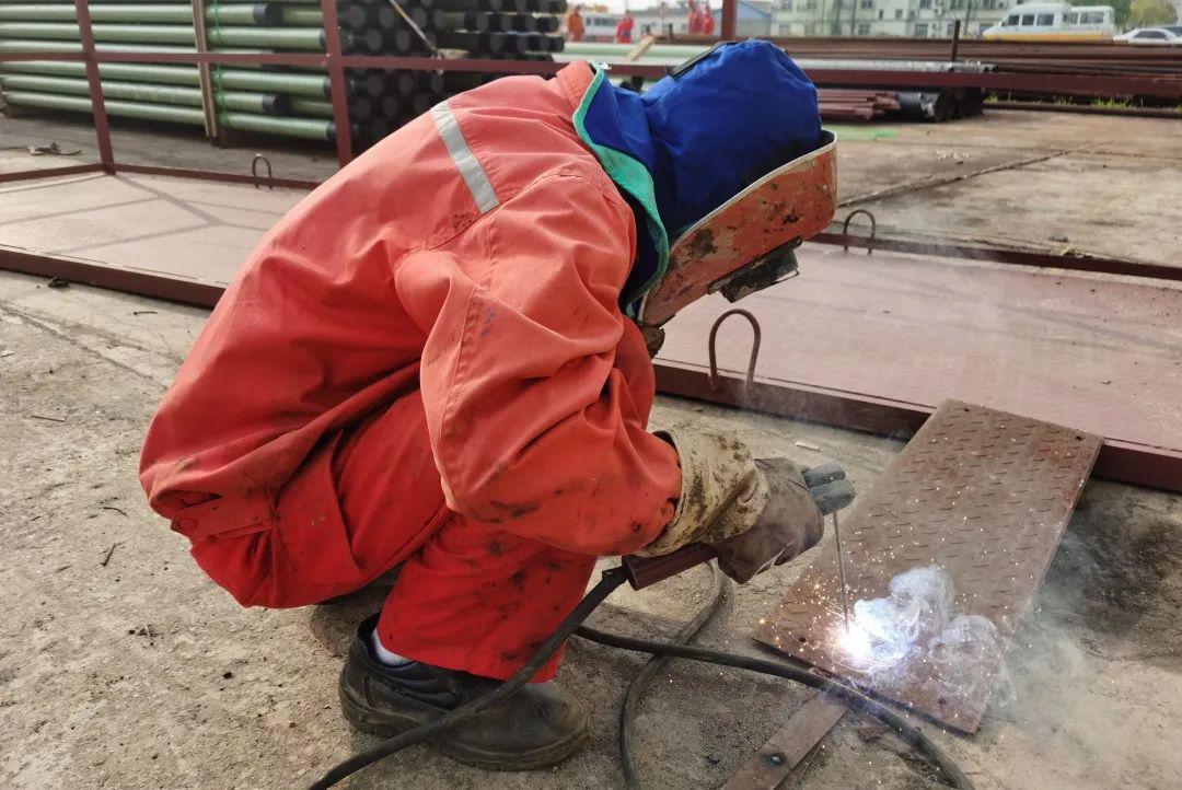 为了提升焊接补漏的效果,他还练就了一手带压,带水焊接的绝活,成为