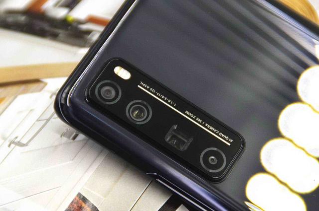 华为nova7 pro在后置摄头方面紧跟当下的主流风向,采用6400万像素主