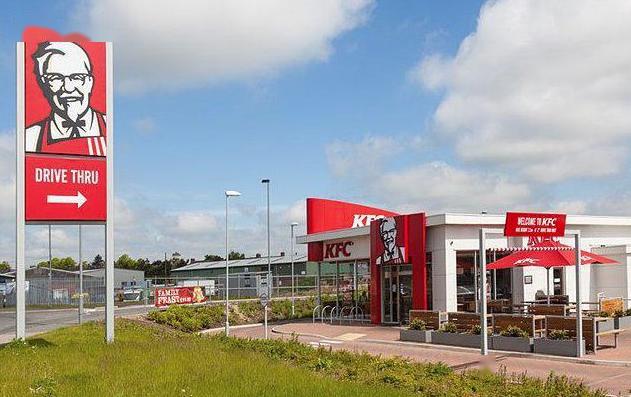 购物中心美食街的肯德基餐厅受到的冲击最大,但汽车取餐(drive-thru)