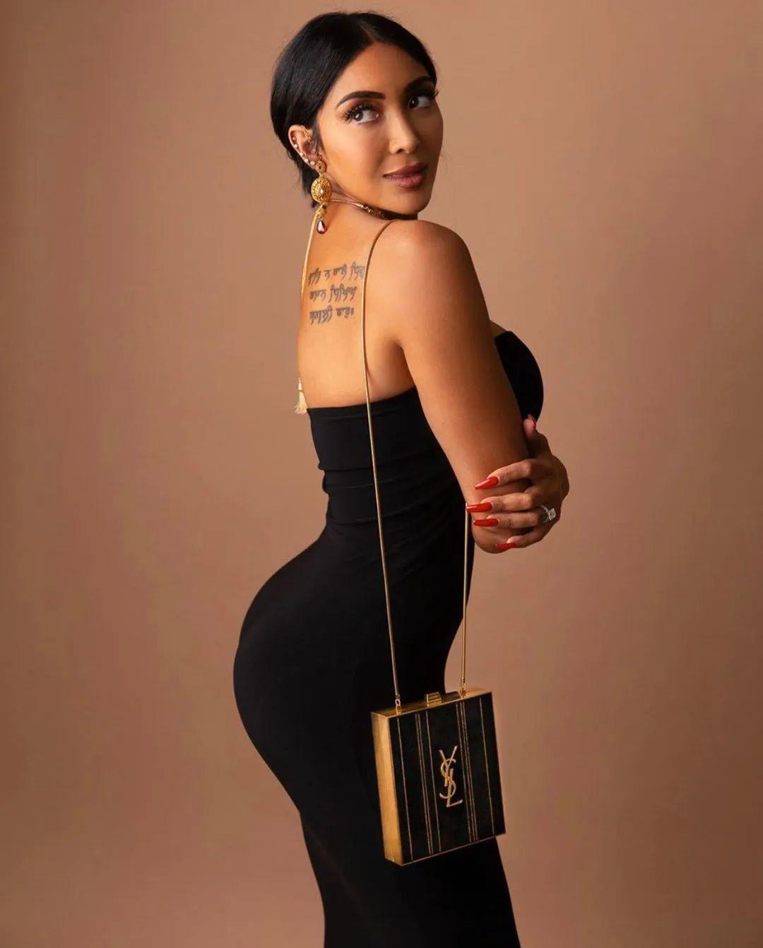 印度姑娘坚持健身八年竟然练出了葫芦形身材