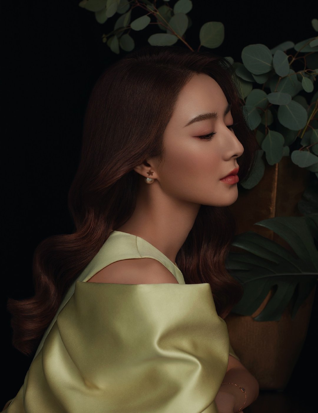 薇娅"带货女王"时尚大片长裙绸缎展现女性柔美气质