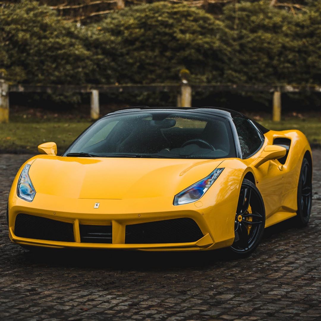 正在比利时跑山的法拉利488spider