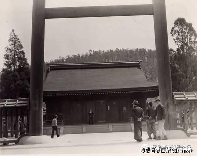 大庙山下晒太阳的爷孙俩大庙山上的青岛神社,青岛老百姓已经可以自由
