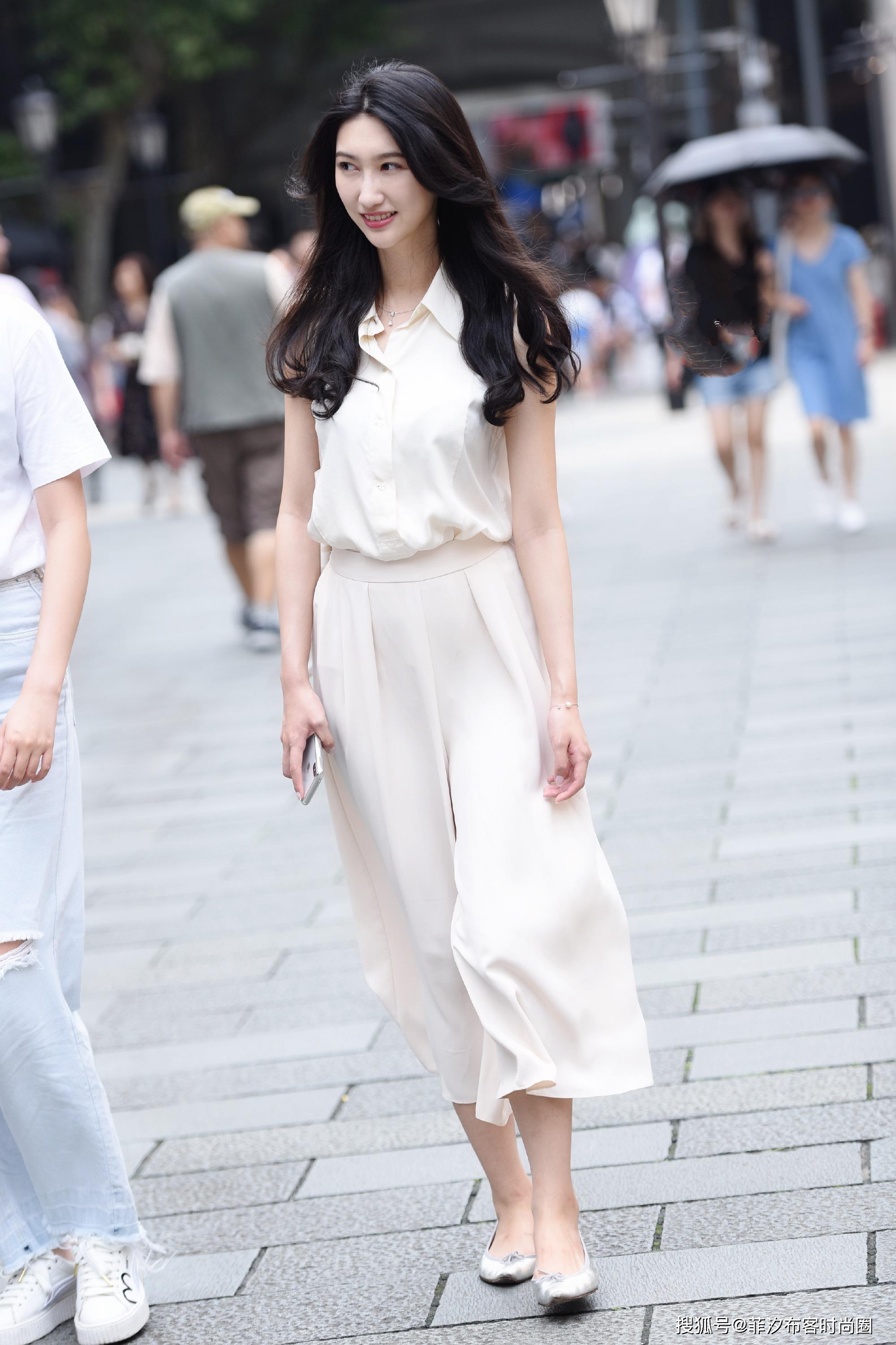 夏天怎么穿才清凉?一条白色裙子,带来清新感觉