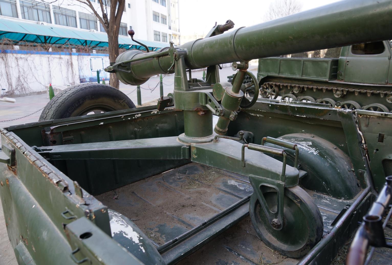 为了容纳75式105毫米口径无后坐力炮,第二排座椅和储物箱被拆除且没有