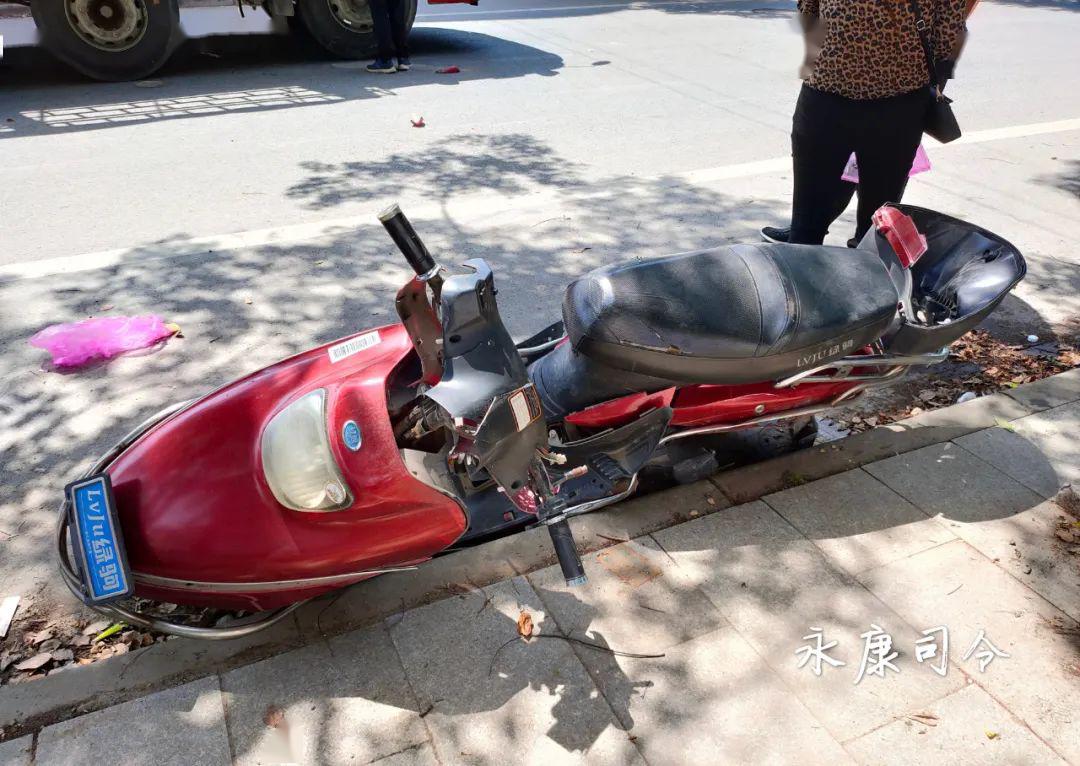 血腥昨天中午永康一路口电动车被右转大车碾压一人当场死亡