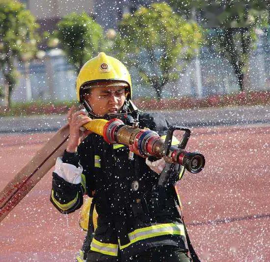 贵州新入职消防员对比照出炉谁是最硬男子汉