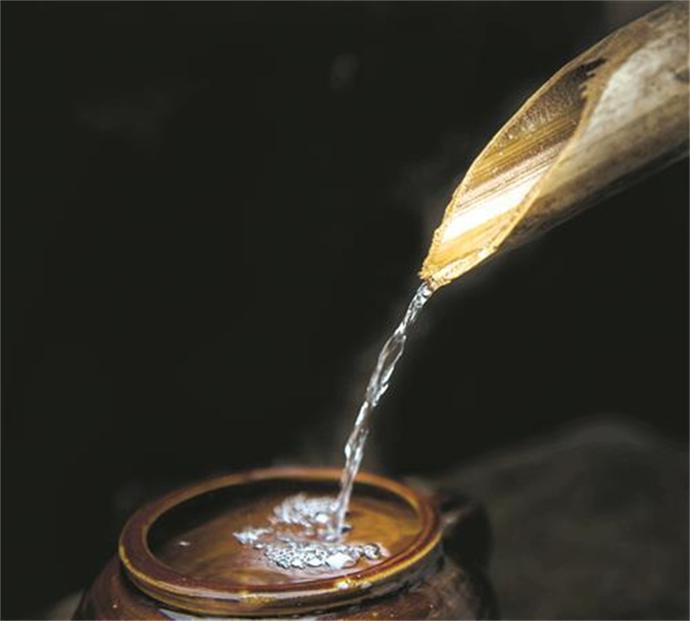 2,因操作不当而导致酒醅酸味太重,蒸馏出来的中低度白酒酸味重.