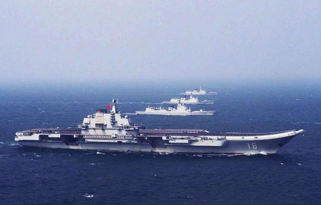 图为中国航母编队山东舰究竟能搭载多少舰载机这个问题一经抛出就引起