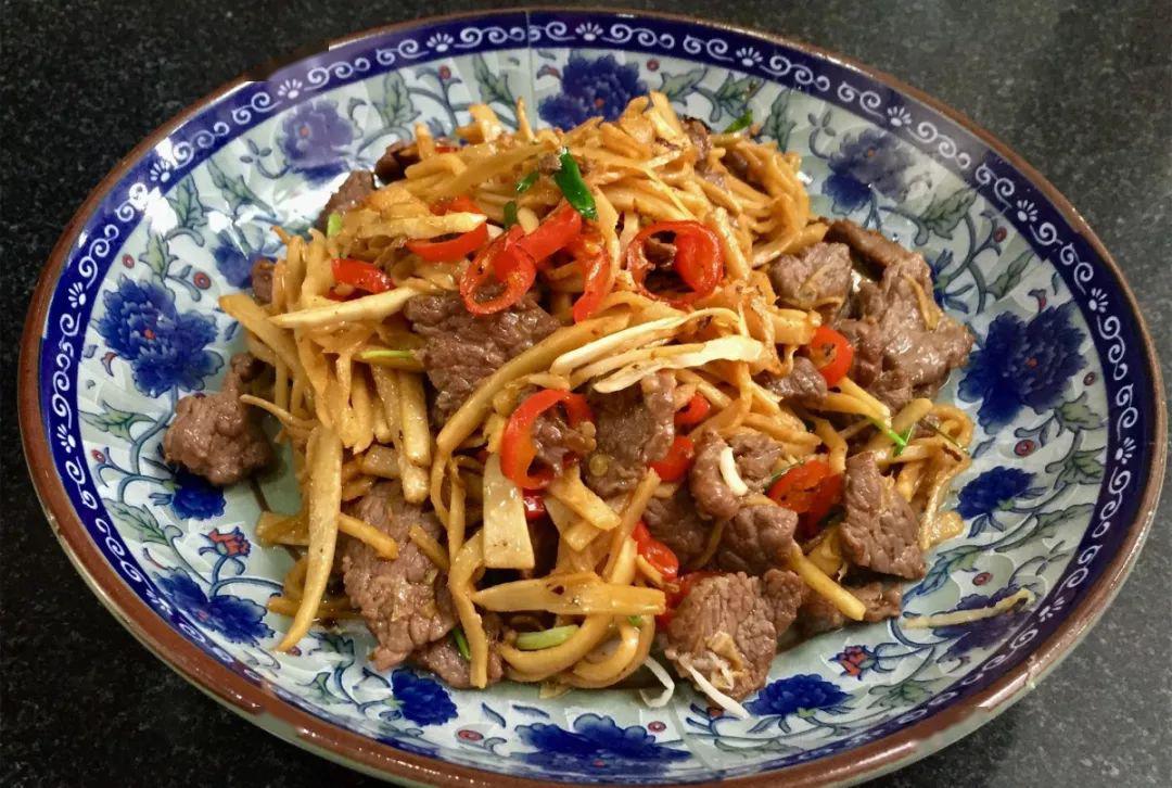 用酸笋和牛肉等滑炒成菜肉质鲜嫩,爽滑滋味酸辣可口▲新平腌菜炒肉