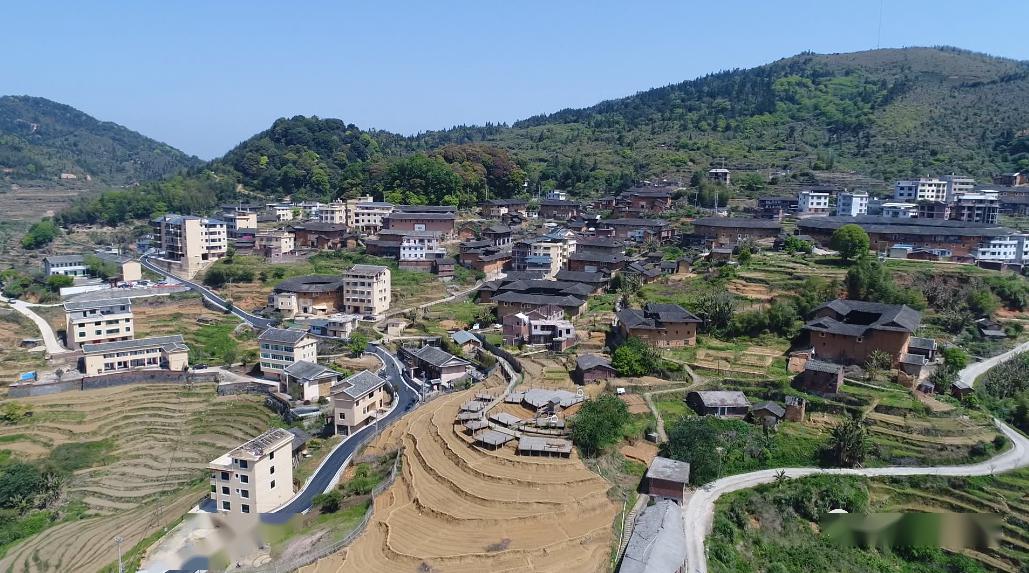 岩太村航拍.邱颂桥 摄要致富先修路.