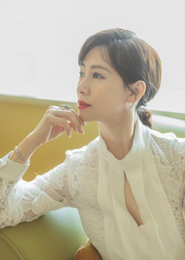 翁虹身穿镂空蕾丝裙端庄大气,而酒红羊毛衫配半身裙气质高级!