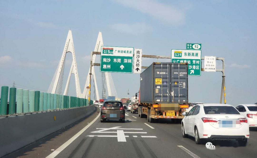 威远,虎门交警已调派大量警力在现场指挥疏导交通,分流车辆向莞佛高速