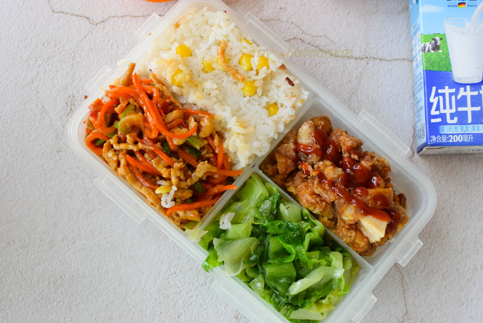 给上高中的侄女做便当2荤1素还有杂粮饭比外面买来的好吃