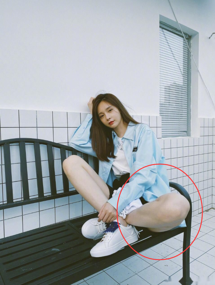原创沈梦辰晒最新穿搭照穿热裤坐在椅子上拍照大象腿太抢镜