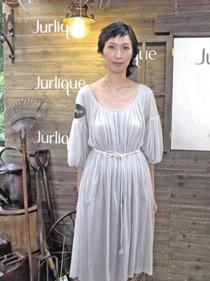 原创52岁郭蔼明不爱打扮,素颜下皮肤水嫩白皙,有皱纹但不影响美貌!