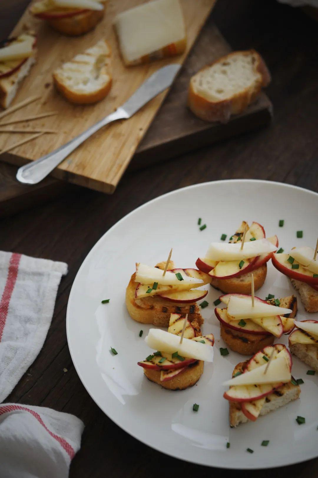 这道 tapas 做法简单,水果和奶酪的种类都可以按照自己的喜好选择.