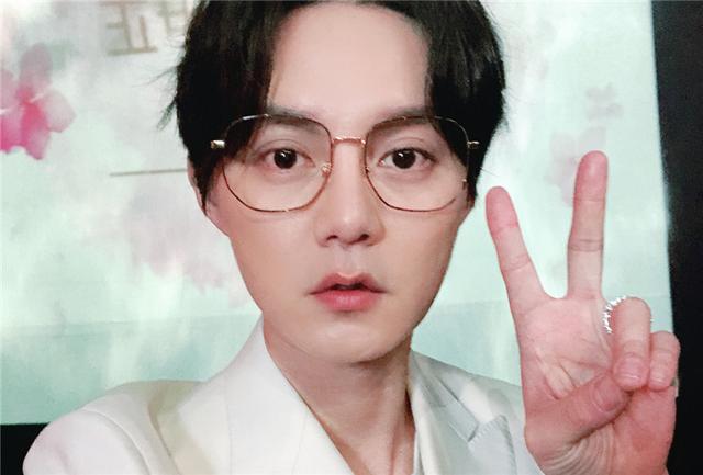 为啥尹正涂口红一点也不娘甚至还被种草了他的m唇也太标准了