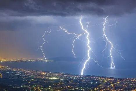 受其影响,预计今天白天我市将发生强雷电活动,并伴有短时强降水和局地