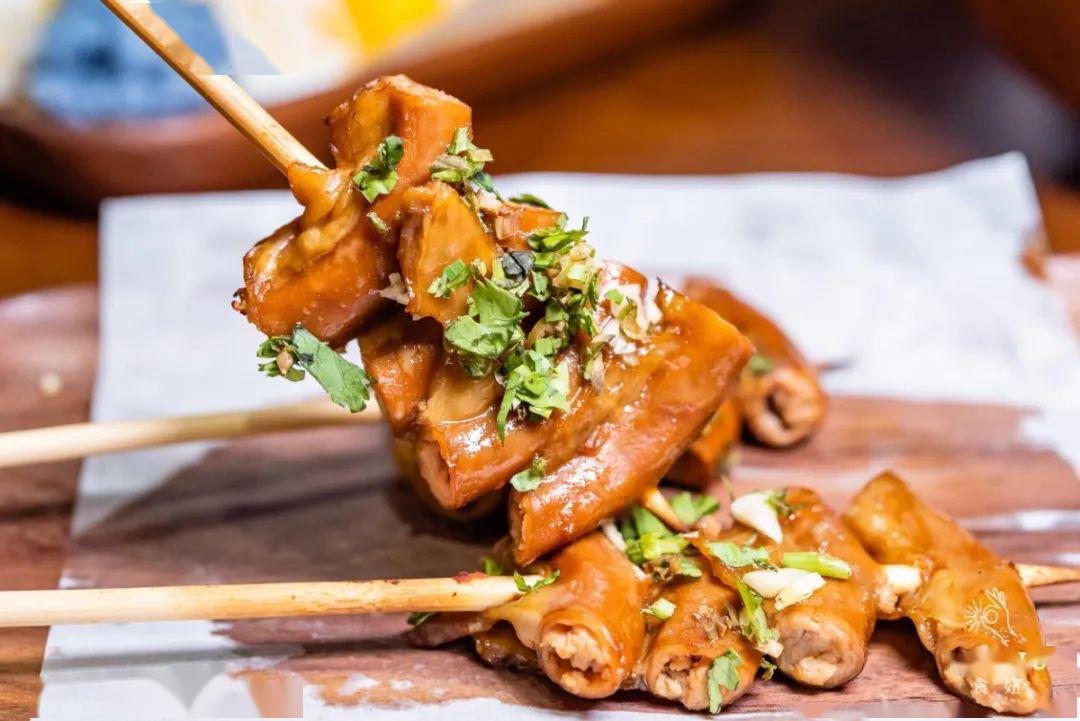 卤烤猪粉肠-烤制前会过一遍当天自制的泰式卤水让卤汁完全入味,粉肠