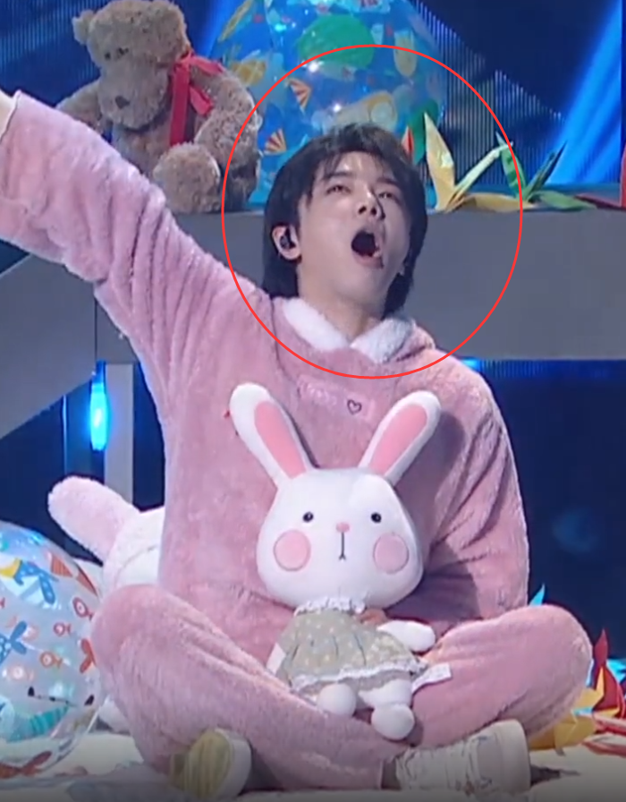 原创华晨宇的"起床照"被疯传,当他伸懒腰那一刻,不愧是直男