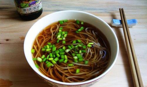 精選美食蒜香椒鹽河蝦四紅湯蔥花醬油麵野蒜炒肉的做法