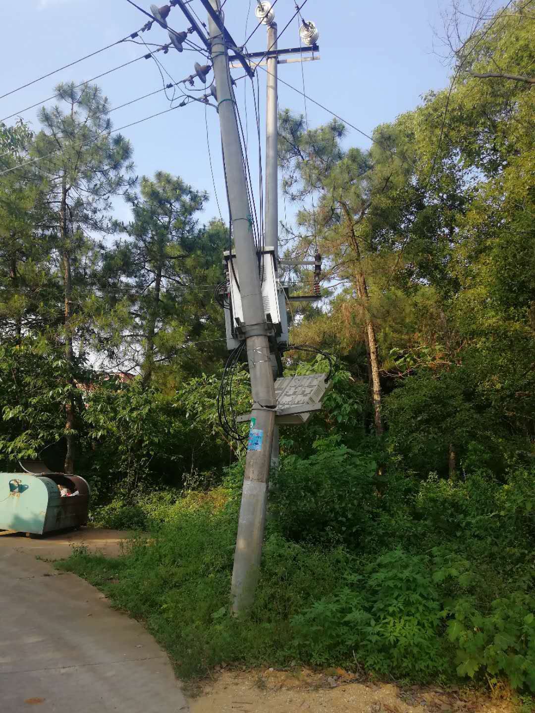 吉安县供电:汽车撞断台变电杆 电力人彻夜抢修复电