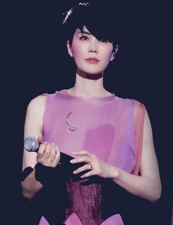 渐渐的成熟后,王菲身上的清冷气质显而易见,开始留着不同的短发出现在