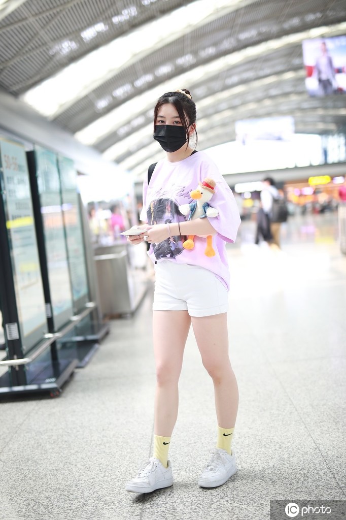 王婉辰粉色tee 白色牛仔短裤 小白鞋 腋下包甜美