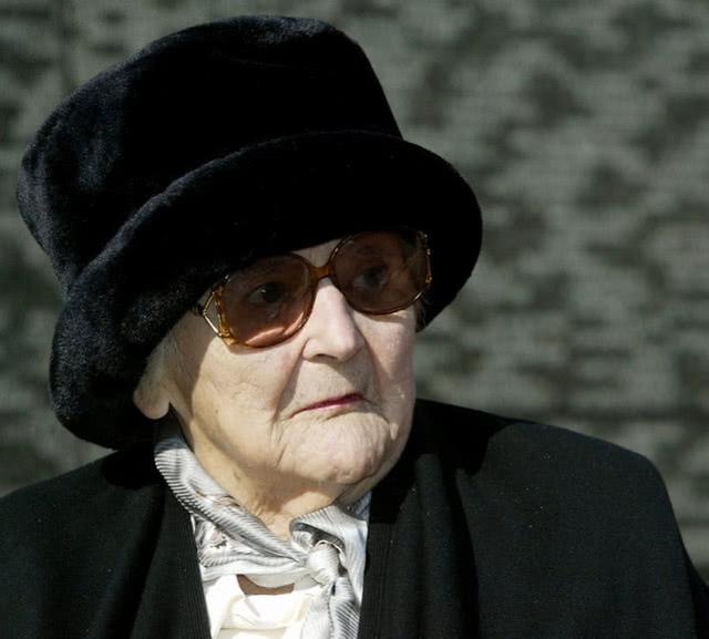 二战间谍女英雄获得五国颁发的勋章,为何老年时靠卖勋章度日_南希·韦